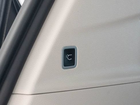 Used 2024 Chrysler Voyager LX FWD image 13