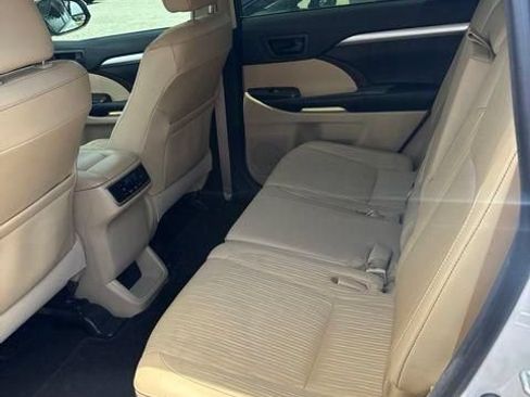 Used 2016 Toyota Highlander Plus FWD image 15
