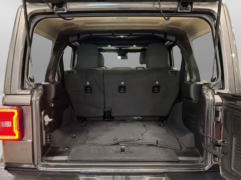 Used 2025 Jeep Wrangler Unlimited Sahara AWD/4WD image 43