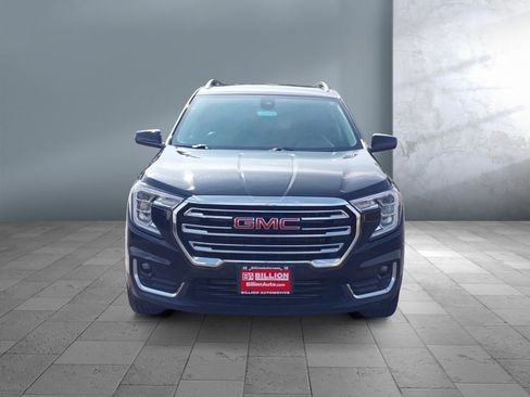 Used 2024 GMC Terrain SLT image 2