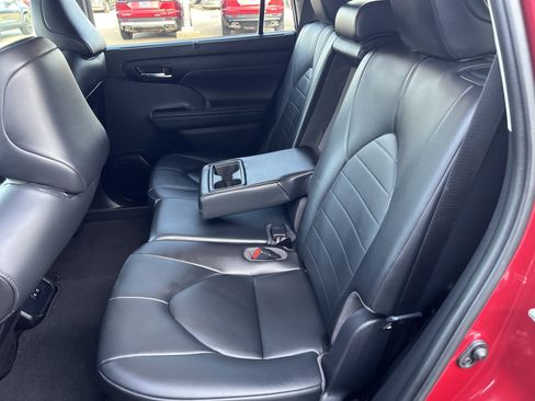 Used 2020 Toyota Highlander XLE FWD image 13