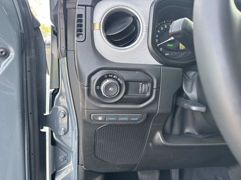 Used 2025 Jeep Wrangler Unlimited Sahara AWD/4WD image 32