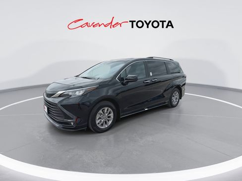 Certified 2026 Toyota Sienna XLE image 4