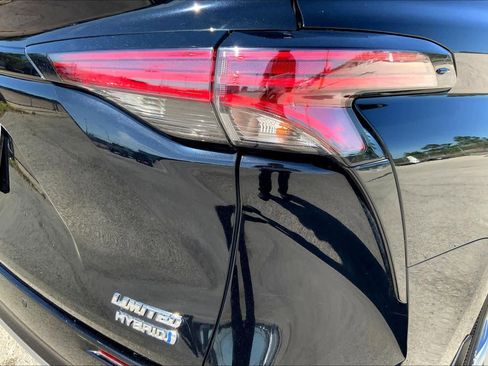 Used 2021 Toyota Sienna Limited image 30