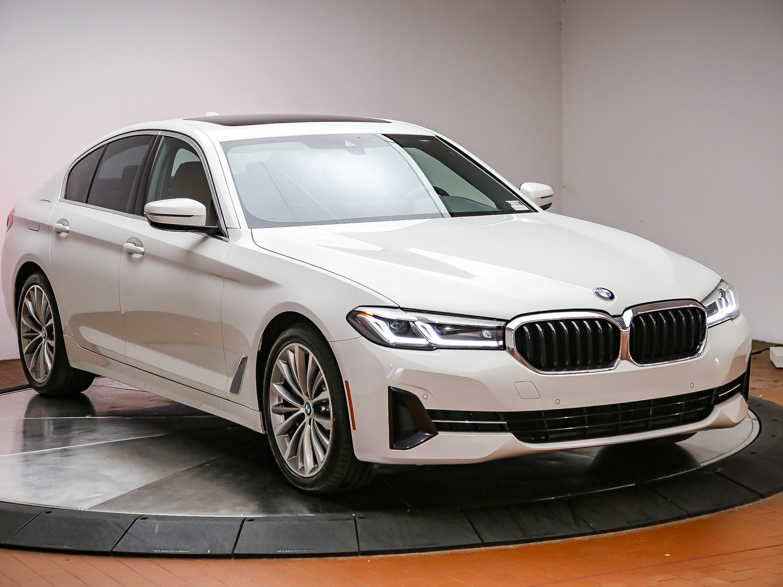 Used 2023 BMW 530i xDrive w/ Convenience Package AWD/4WD image 3