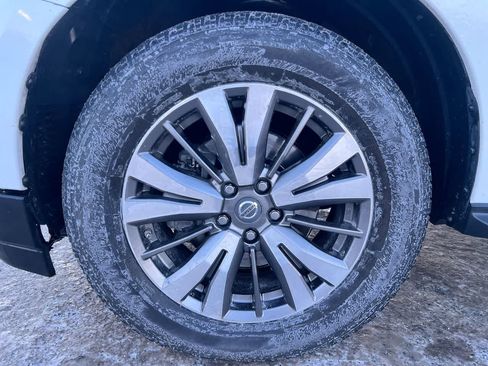Used 2018 Nissan Pathfinder SV image 2