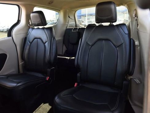 Used 2024 Chrysler Pacifica Touring-L image 22