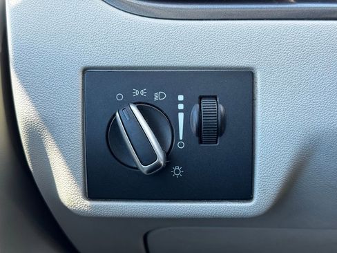 Used 2010 Volkswagen Routan SE FWD image 26