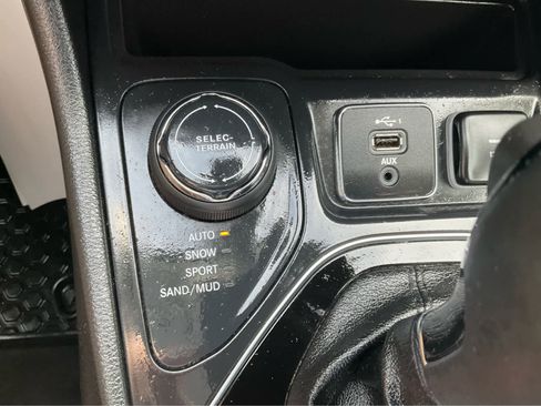 Used 2020 Jeep Cherokee Latitude Plus AWD/4WD image 12