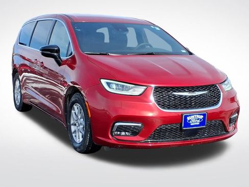 Used 2025 Chrysler Pacifica Select image 2