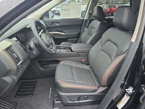 New 2025 Nissan Pathfinder Platinum image 12
