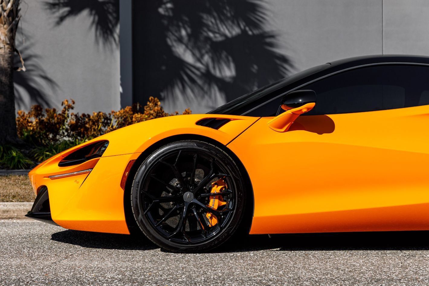 Used 2025 McLaren Artura RWD image 25