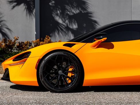 Used 2025 McLaren Artura RWD image 25