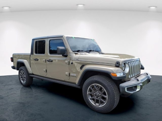 Used 2020 Jeep Gladiator Overland w/ Cold Weather Group AWD/4WD image 10