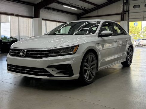 Used 2018 Volkswagen Passat 2.0T R-Line w/ R-Line Lighting Package FWD image 3
