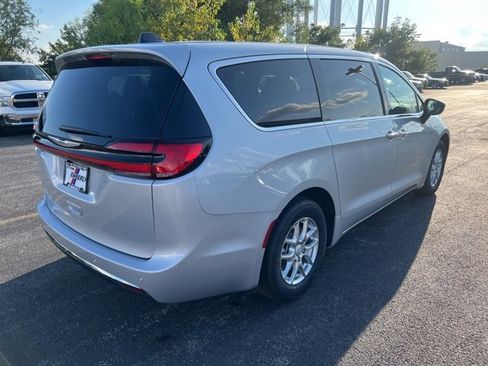 New 2026 Chrysler Pacifica Select image 7