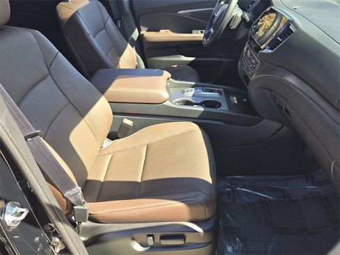 Certified 2025 Honda Passport EX-L image 17