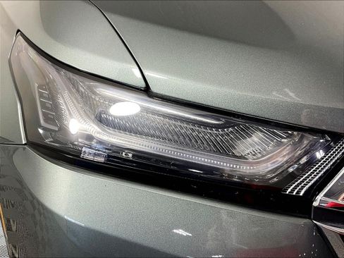 Used 2023 Chevrolet Traverse LT FWD image 32