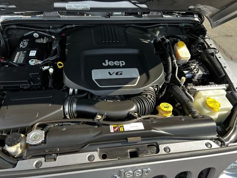 Used 2015 Jeep Wrangler Unlimited Sahara w/ Dual Top Group AWD/4WD image 35