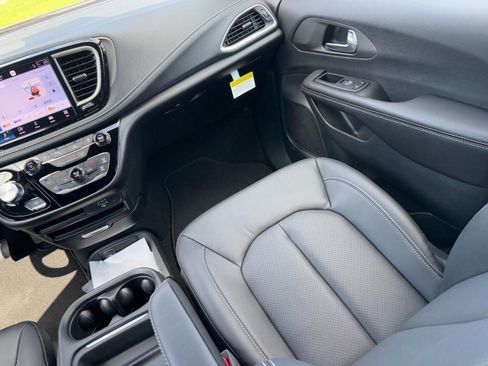 New 2027 Chrysler Pacifica Select FWD image 13