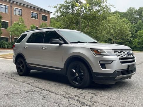 Used 2019 Ford Explorer XLT FWD image 3