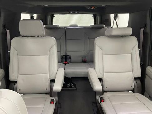 Certified 2022 Chevrolet Suburban Z71 w/ Luxury Package AWD/4WD image 16