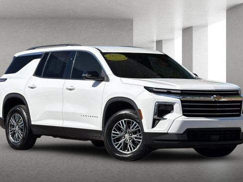 Used 2025 Chevrolet Traverse LT FWD image 2