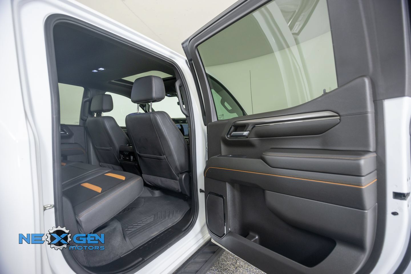 Used 2024 GMC Sierra 1500 AT4 w/ Technology Package AWD/4WD image 39