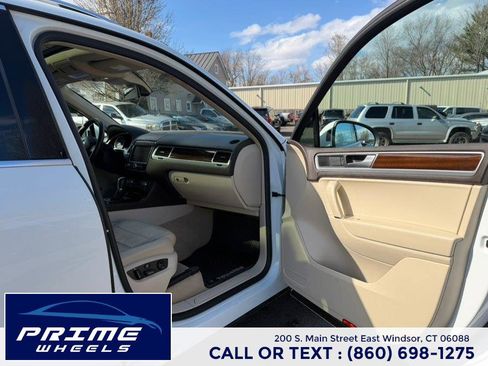 Used 2016 Volkswagen Touareg Lux image 16