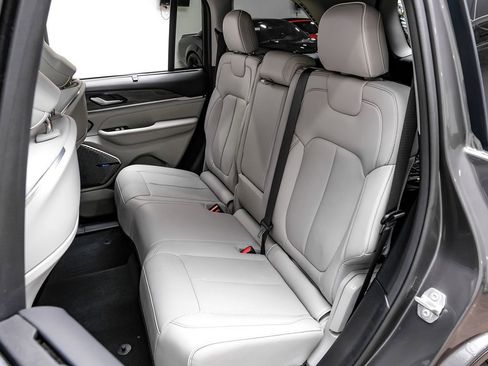 Used 2022 Jeep Grand Cherokee Overland w/ Luxury Tech Group IV image 37