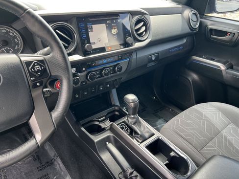Used 2017 Toyota Tacoma TRD Sport AWD/4WD image 35