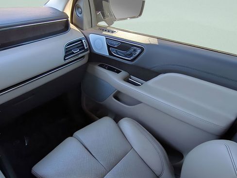 Used 2022 Lincoln Navigator Reserve image 16
