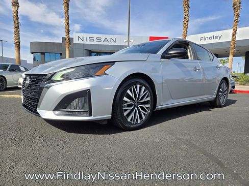 Used 2024 Nissan Altima 2.5 SV image 2