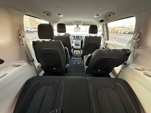 Used 2022 Chrysler Voyager LX image 21