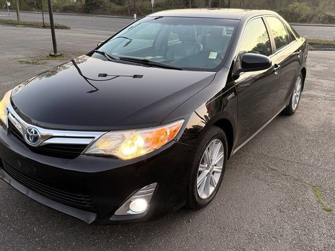 Used 2013 Toyota Camry XLE w/ Leather Pkg image 2