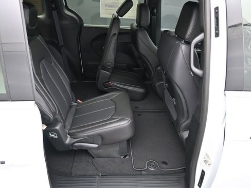 New 2026 Chrysler Pacifica Select image 24