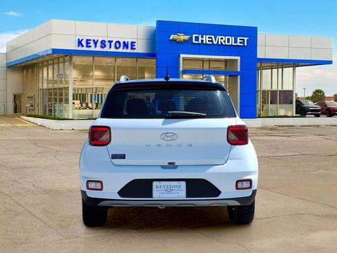 Used 2025 Hyundai Venue Limited FWD image 6