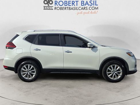 Used 2018 Nissan Rogue SV w/ Premium Package image 6