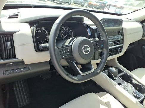 Used 2025 Nissan Pathfinder SL AWD/4WD image 8