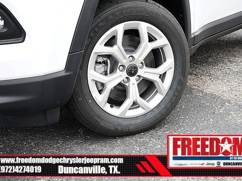 New 2025 Jeep Compass Latitude image 9