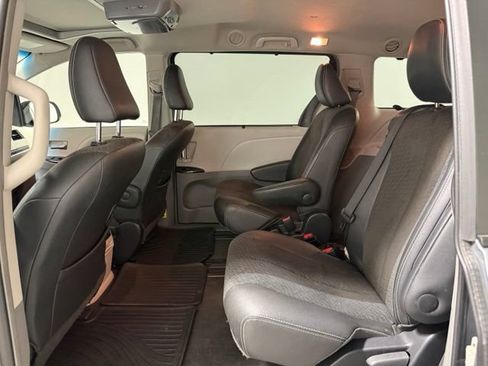 Used 2013 Toyota Sienna SE FWD image 21