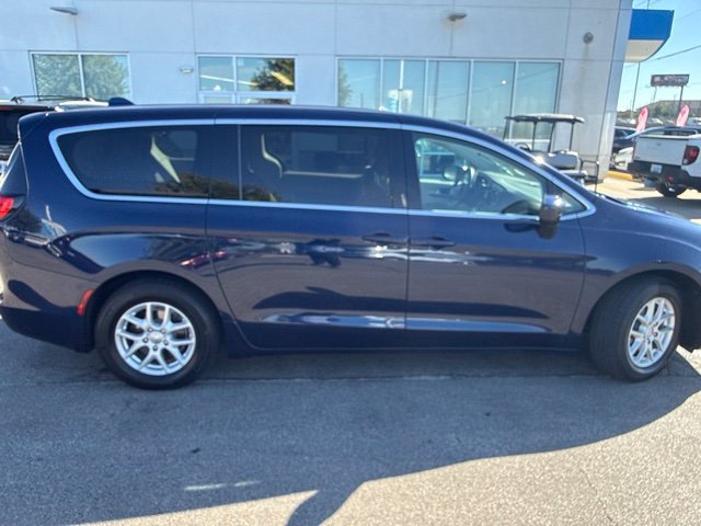 Used 2017 Chrysler Pacifica Touring FWD image 6