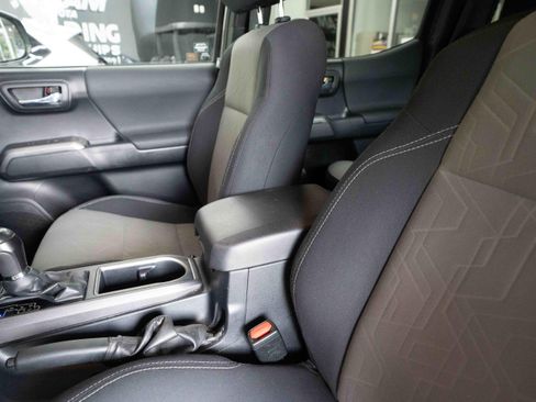 Used 2020 Toyota Tacoma TRD Sport AWD/4WD image 10