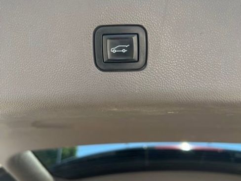 Used 2018 Chevrolet Traverse LT w/ LPO, 'HIT The Road' Package AWD/4WD image 19