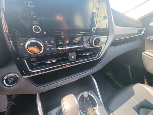 Used 2022 Toyota Highlander XLE AWD/4WD image 21