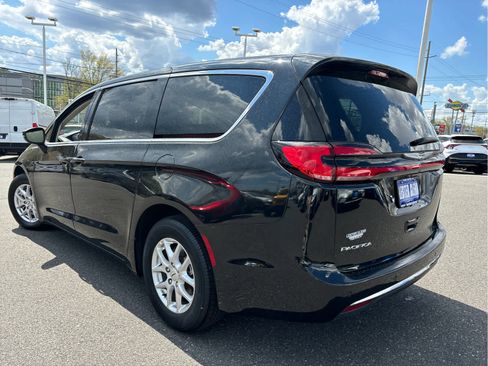 Used 2023 Chrysler Pacifica Touring-L FWD image 23