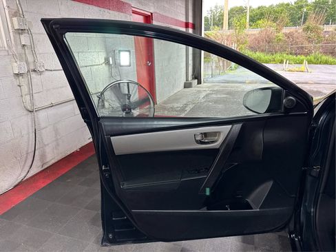 Used 2018 Toyota Corolla LE FWD image 19