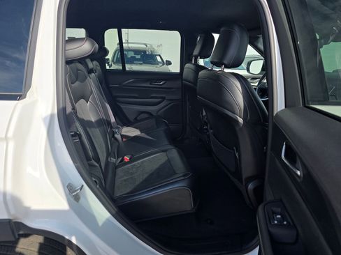 Used 2024 Jeep Grand Cherokee Altitude image 28