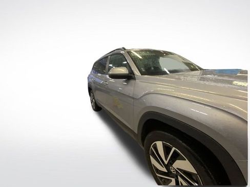 Used 2024 Volkswagen Atlas SE image 12