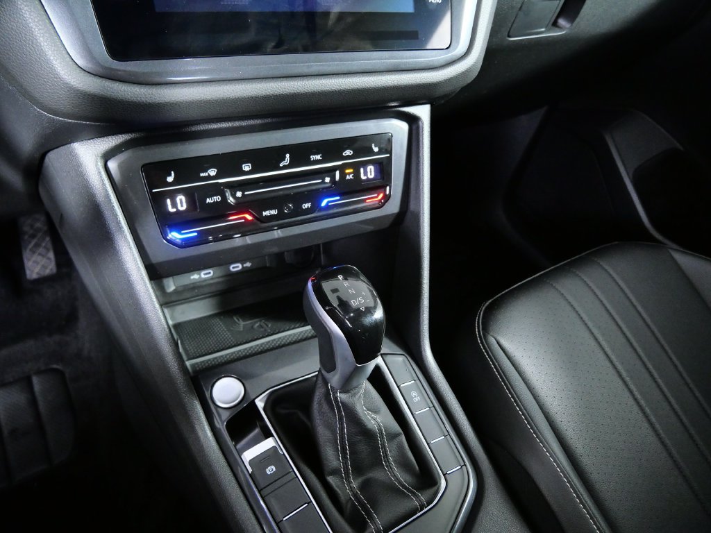 Used 2024 Volkswagen Tiguan SE AWD/4WD image 19